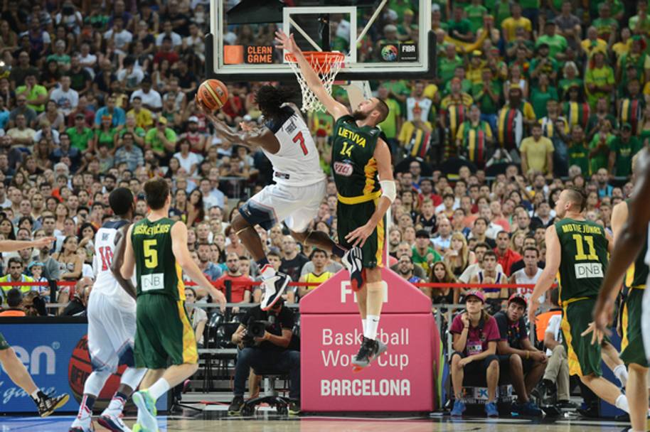Faried domina sotto canestro. Anche contro Valanciunas (NBA/Getty Images)